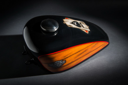 Harley Davidson, Airbrush, Custom Bike Tank, Holzoptik, Skull Ace, Preussler Radstadt, Österreich