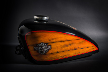 Harley Davidson, Airbrush, Custom Bike Tank, Holzoptik, Skull Ace, Preussler Radstadt, Österreich
