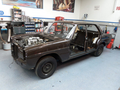 mercedes-8-restauration-radstadt-oesterreich-speziallackierung-oldtimer-restauration-20