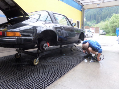Porsche 911 Carrera Targa, 1985, Oldtimer-Restauration im Kfz-Fachbetrieb Preussler in Radstadt, Österreich